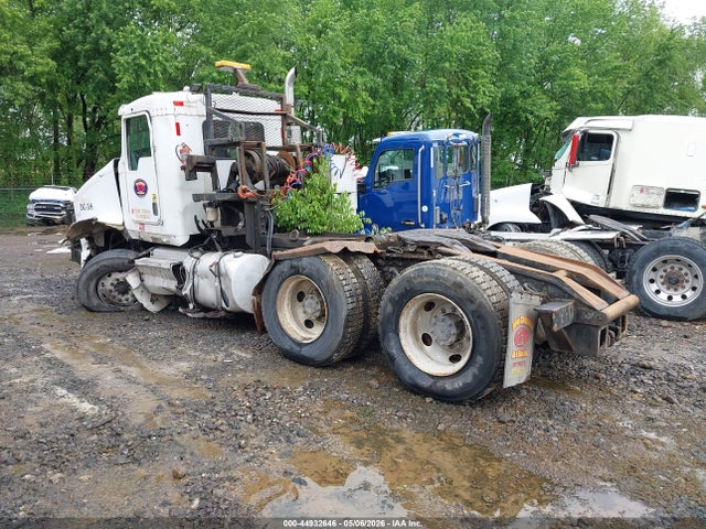 44932646 :رقم المزاد ، 1XKDDB9X93R897454 vin ، 2003 Kenworth Construction T800 مزاد بيع