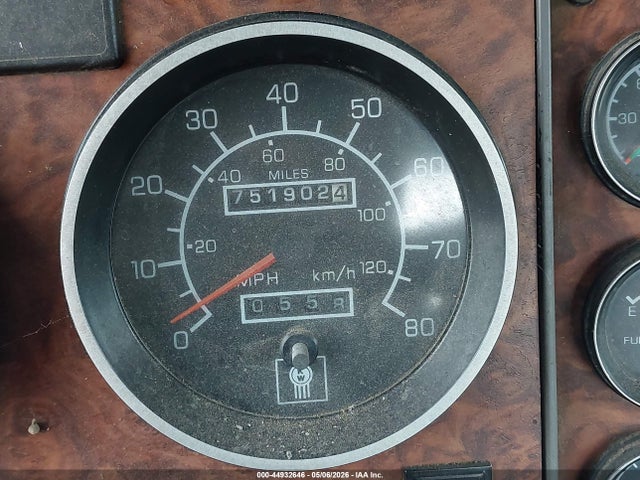 44932646 :رقم المزاد ، 1XKDDB9X93R897454 vin ، 2003 Kenworth Construction T800 مزاد بيع