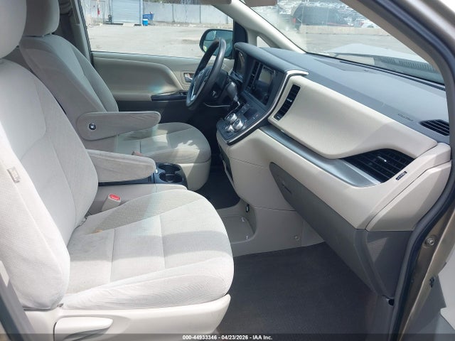 Продажа на аукционе авто 2017 Toyota Sienna Le 8 Passenger, vin: 5TDKZ3DC7HS766949, номер лота: 44933346