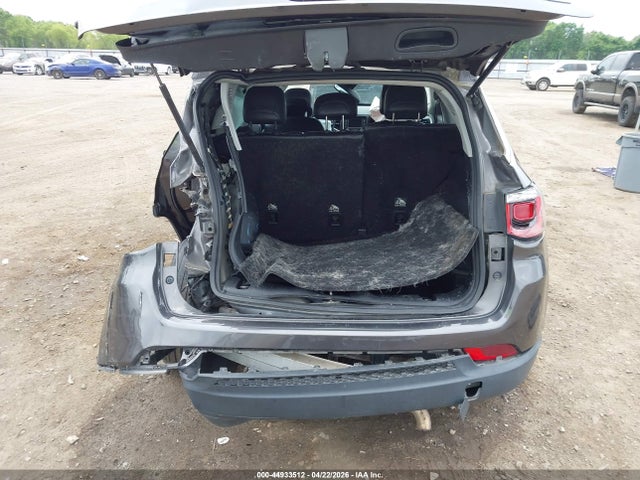 44933512 :رقم المزاد ، 3C4NJCBB2JT122981 vin ، 2018 Jeep Compass Latitude مزاد بيع