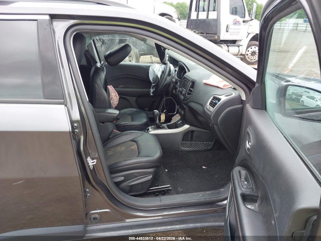 44933512 :رقم المزاد ، 3C4NJCBB2JT122981 vin ، 2018 Jeep Compass Latitude مزاد بيع