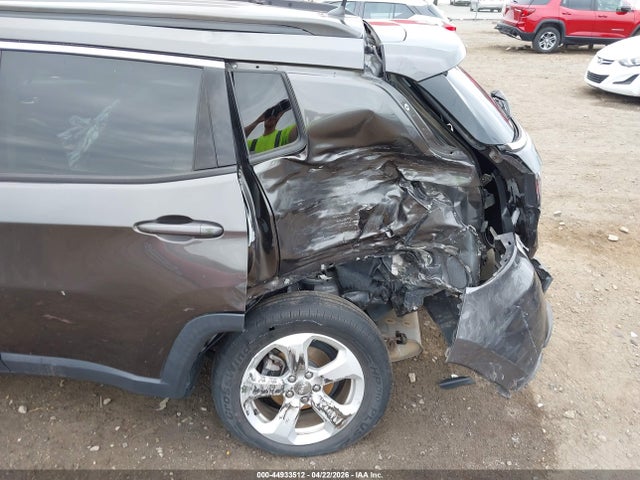 44933512 :رقم المزاد ، 3C4NJCBB2JT122981 vin ، 2018 Jeep Compass Latitude مزاد بيع