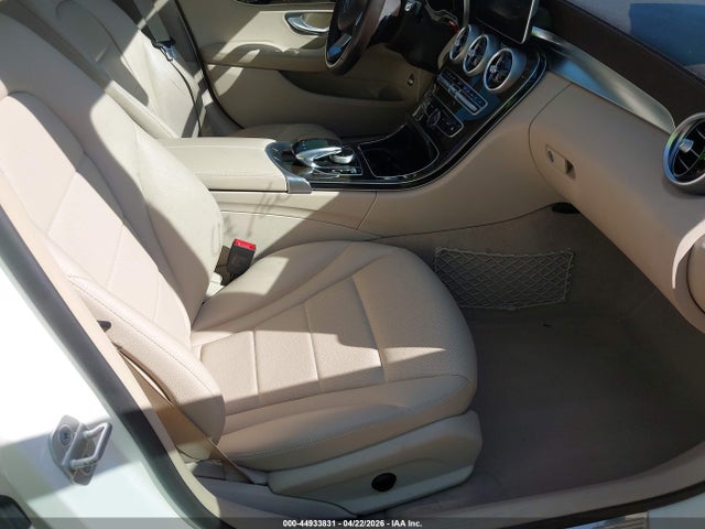 44933831 :رقم المزاد ، 55SWF4KB2FU033525 vin ، 2015 Mercedes-benz C 300 Luxury 4matic مزاد بيع