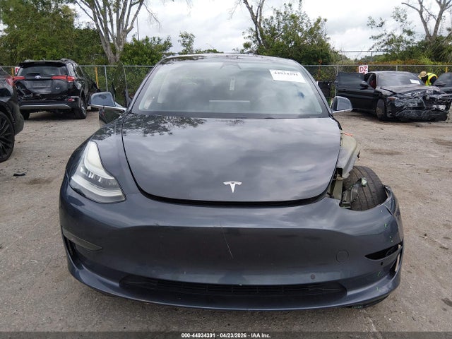 44934391 :رقم المزاد ، 5YJ3E1EA6JF041757 vin ، 2018 Tesla Model 3 Long Range/mid Range مزاد بيع