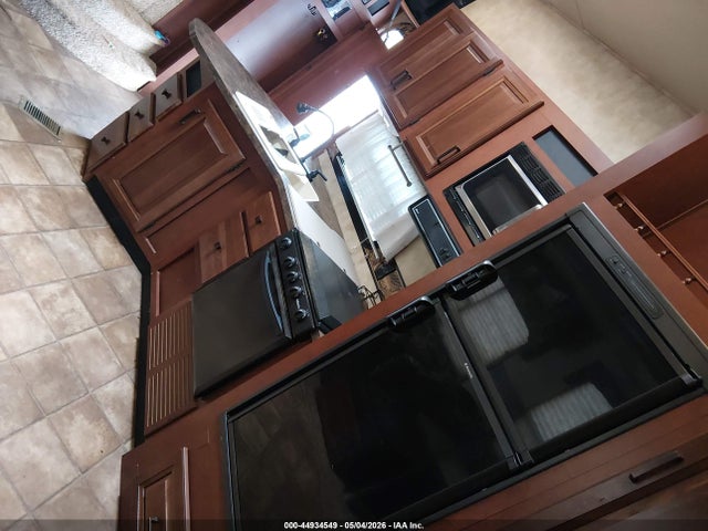 44934549 :رقم المزاد ، 4X4FSAH26DJ026970 vin ، 2013 Forest River Sandpiper 32rl 5th Whl Travel Trailer مزاد بيع