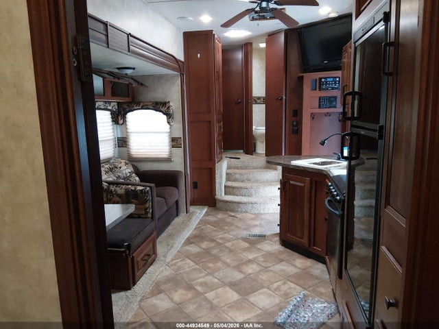 44934549 :رقم المزاد ، 4X4FSAH26DJ026970 vin ، 2013 Forest River Sandpiper 32rl 5th Whl Travel Trailer مزاد بيع
