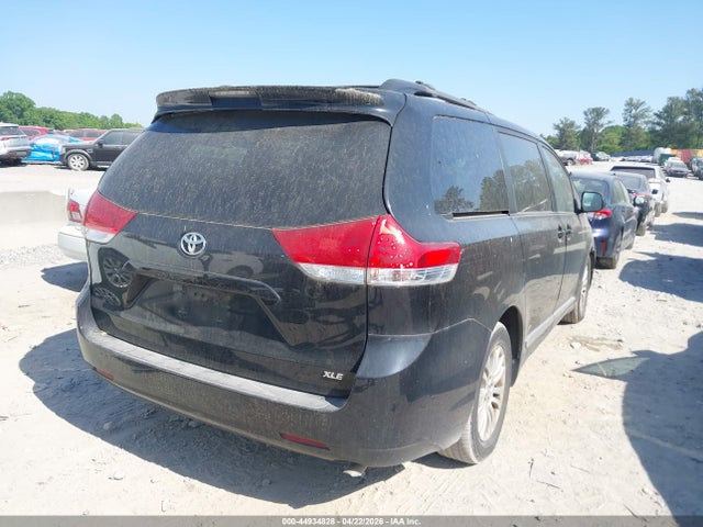 44934828 :رقم المزاد ، 5TDYK3DC3DS377900 vin ، 2013 Toyota Sienna Xle V6 8 Passenger مزاد بيع