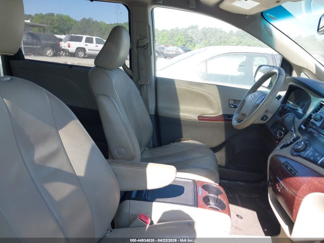 44934828 :رقم المزاد ، 5TDYK3DC3DS377900 vin ، 2013 Toyota Sienna Xle V6 8 Passenger مزاد بيع