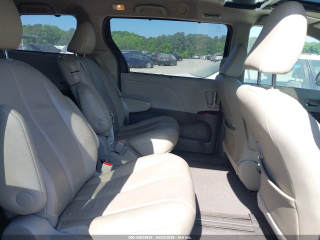 44934828 :رقم المزاد ، 5TDYK3DC3DS377900 vin ، 2013 Toyota Sienna Xle V6 8 Passenger مزاد بيع