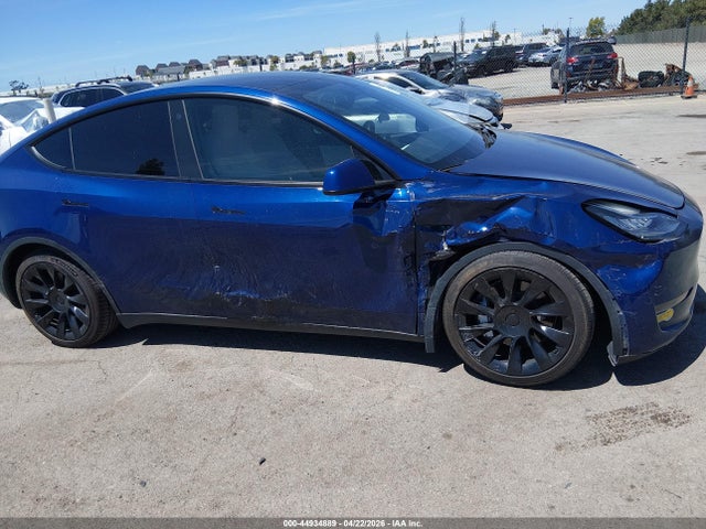 Продажа на аукционе авто 2022 Tesla Model Y Long Range Dual Motor All-wheel Drive, vin: 7SAYGAEE8NF399714, номер лота: 44934889