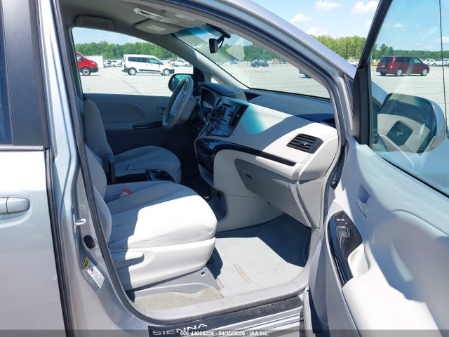 44935226 :رقم المزاد ، 5TDKK3DC4ES421023 vin ، 2014 Toyota Sienna Le V6 8 Passenger مزاد بيع