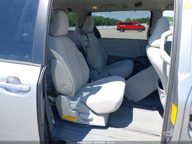 44935226 :رقم المزاد ، 5TDKK3DC4ES421023 vin ، 2014 Toyota Sienna Le V6 8 Passenger مزاد بيع