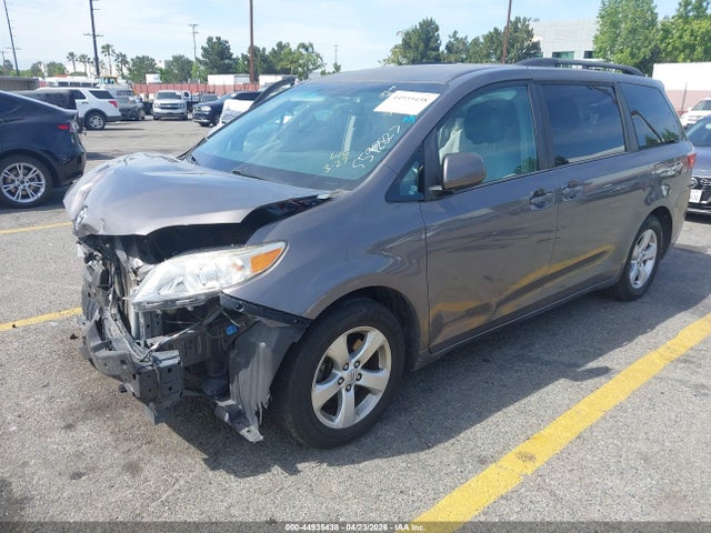 5TDKK3DC8FS592827 Toyota Sienna Le 8 Passenger