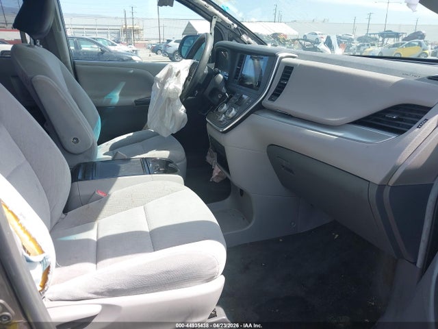 5TDKK3DC8FS592827 Toyota Sienna Le 8 Passenger