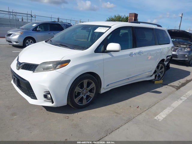 Toyota Sienna Se 8 Passenger 2018 5TDXZ3DC7JS956035 Image 2