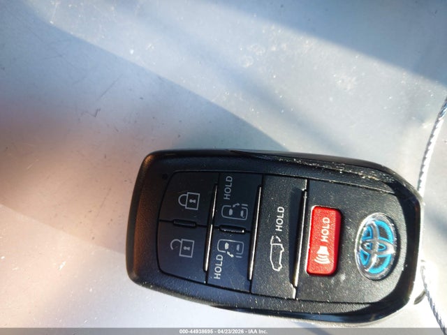 Toyota Sienna Platinum 2025 5TDESKFC8SS162231 Image 11