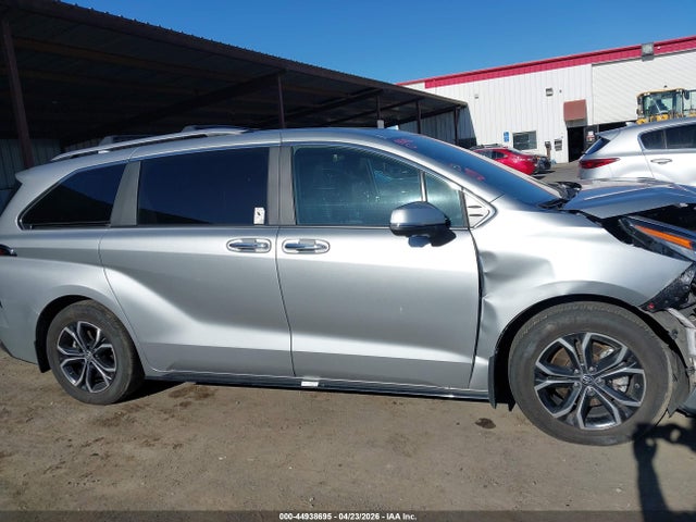 Toyota Sienna Platinum 2025 5TDESKFC8SS162231 Image 13