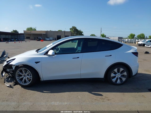 Продажа на аукционе авто 2023 Tesla Model Y Awd/long Range Dual Motor All-wheel Drive, vin: 7SAYGAEE7PF630721, номер лота: 44938843