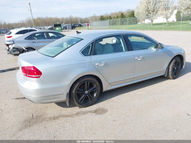 2015 Volkswagen Passat 1.8t Se მანქანა იყიდება აუქციონზე, vin: 1VWBT7A30FC052511, აუქციონის ნომერი: 44939622