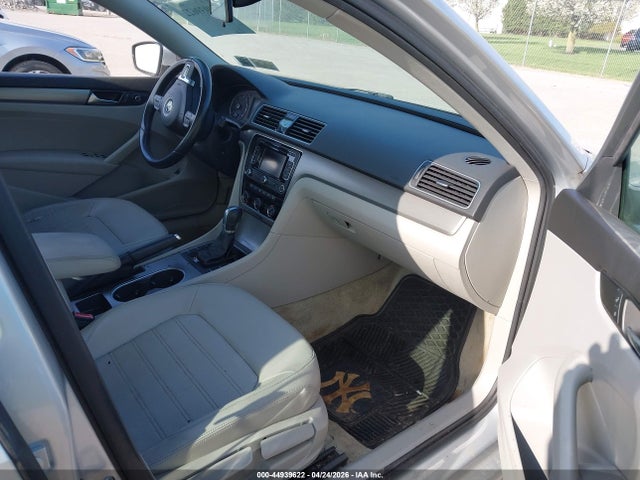 2015 Volkswagen Passat 1.8t Se მანქანა იყიდება აუქციონზე, vin: 1VWBT7A30FC052511, აუქციონის ნომერი: 44939622
