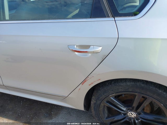 2015 Volkswagen Passat 1.8t Se მანქანა იყიდება აუქციონზე, vin: 1VWBT7A30FC052511, აუქციონის ნომერი: 44939622