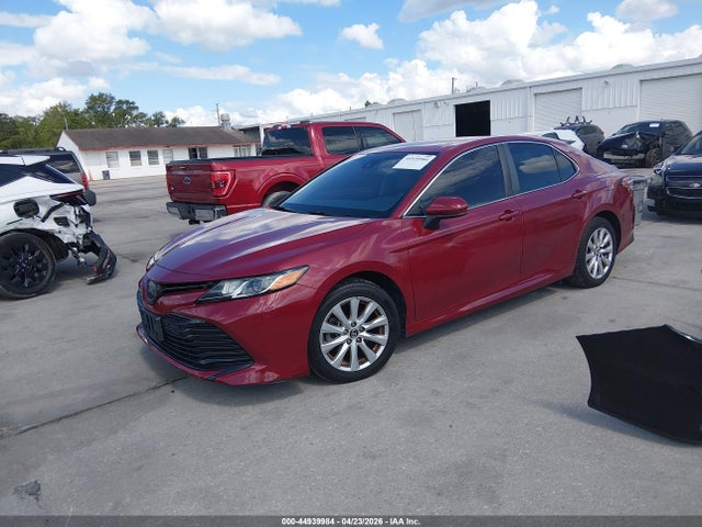 2018 Toyota Camry Le მანქანა იყიდება აუქციონზე, vin: 4T1B11HK0JU527852, აუქციონის ნომერი: 44939984