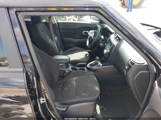 2018 Kia Soul მანქანა იყიდება აუქციონზე, vin: KNDJN2A28J7576381, აუქციონის ნომერი: 44940259