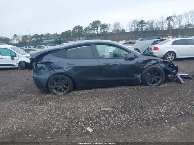 2025 Tesla Model Y Long Range Dual Motor Rear-wheel Drive მანქანა იყიდება აუქციონზე, vin: 7SAYGDED8SA369646, აუქციონის ნომერი: 44940747