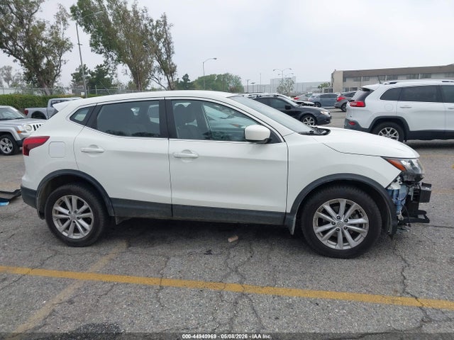 JN1BJ1CR5HW133693 Nissan Rogue Sport S