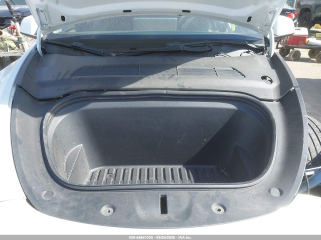 2022 Tesla Model Y Performance Dual Motor All-wheel Drive მანქანა იყიდება აუქციონზე, vin: 7SAYGDEF4NF523875, აუქციონის ნომერი: 44941005