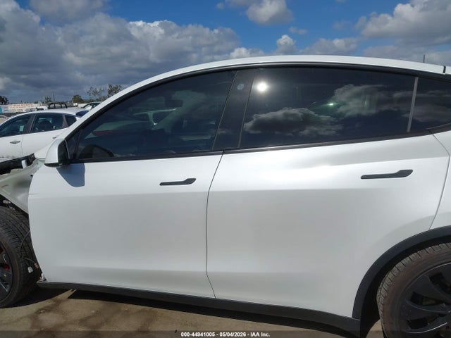 2022 Tesla Model Y Performance Dual Motor All-wheel Drive მანქანა იყიდება აუქციონზე, vin: 7SAYGDEF4NF523875, აუქციონის ნომერი: 44941005