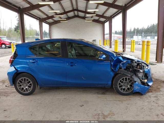 Toyota Prius C Four 2016 JTDKDTB33G1124273 Image 13