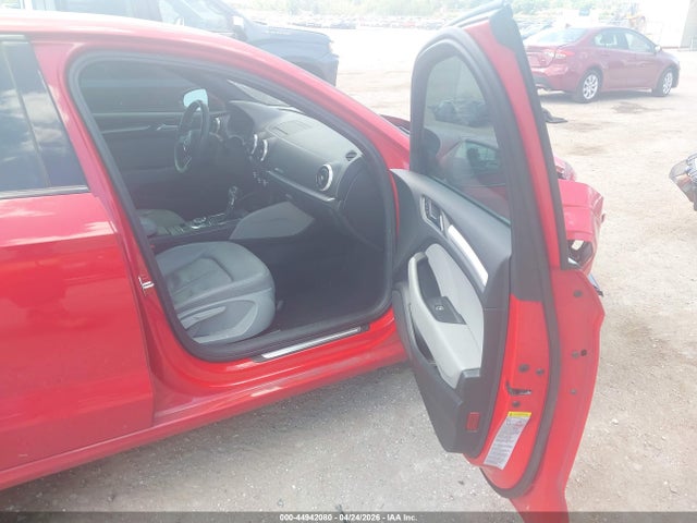 44942080 :رقم المزاد ، WAUAUGFF8KA097097 vin ، 2019 Audi A3 40 Titanium Premium مزاد بيع