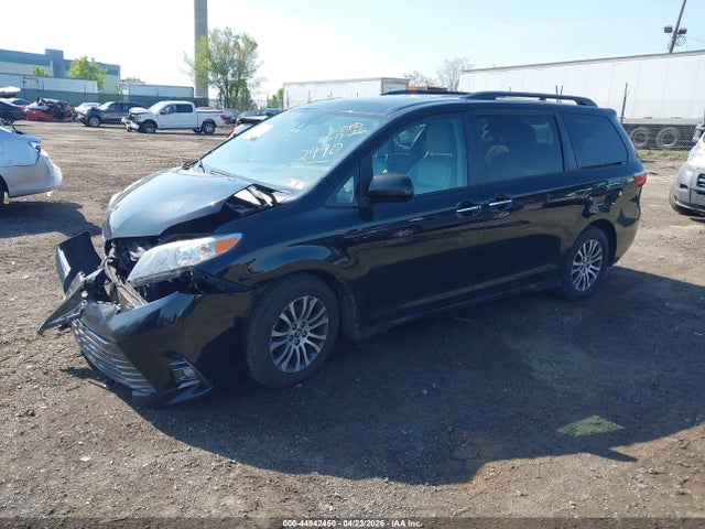 5TDYZ3DC6JS902990 Toyota Sienna Xle Premium 8 Passenger