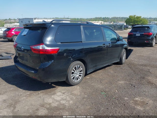 5TDYZ3DC6JS902990 Toyota Sienna Xle Premium 8 Passenger