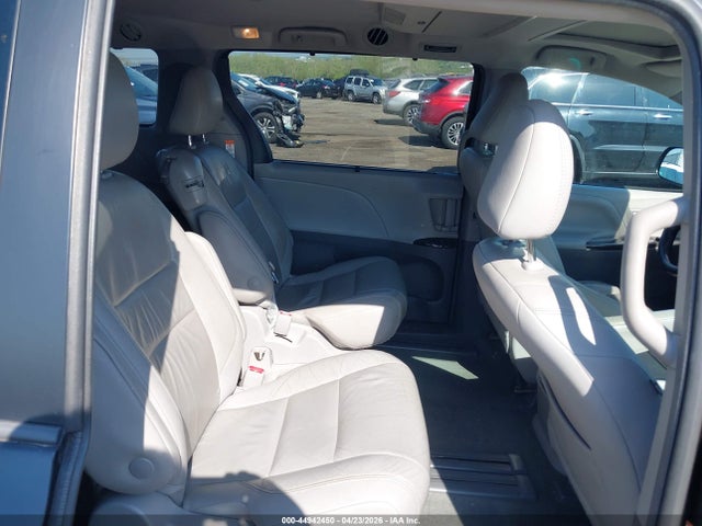 5TDYZ3DC6JS902990 Toyota Sienna Xle Premium 8 Passenger
