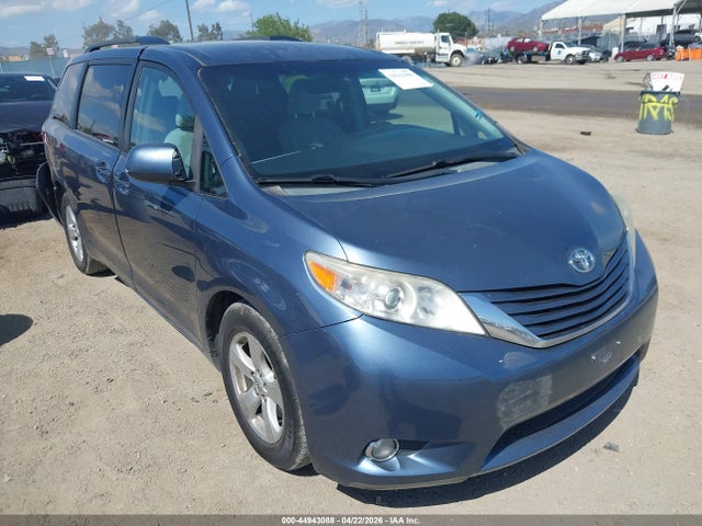 44943088 :رقم المزاد ، 5TDKK3DCXFS674302 vin ، 2015 Toyota Sienna Le 8 Passenger مزاد بيع