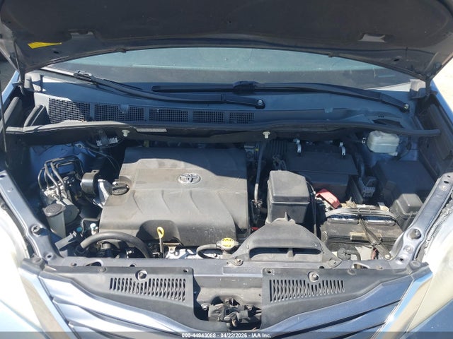44943088 :رقم المزاد ، 5TDKK3DCXFS674302 vin ، 2015 Toyota Sienna Le 8 Passenger مزاد بيع