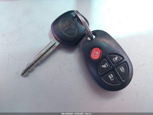 44943088 :رقم المزاد ، 5TDKK3DCXFS674302 vin ، 2015 Toyota Sienna Le 8 Passenger مزاد بيع