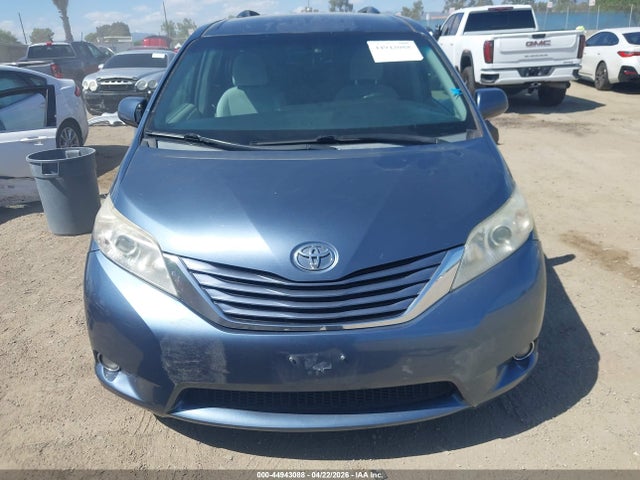 44943088 :رقم المزاد ، 5TDKK3DCXFS674302 vin ، 2015 Toyota Sienna Le 8 Passenger مزاد بيع