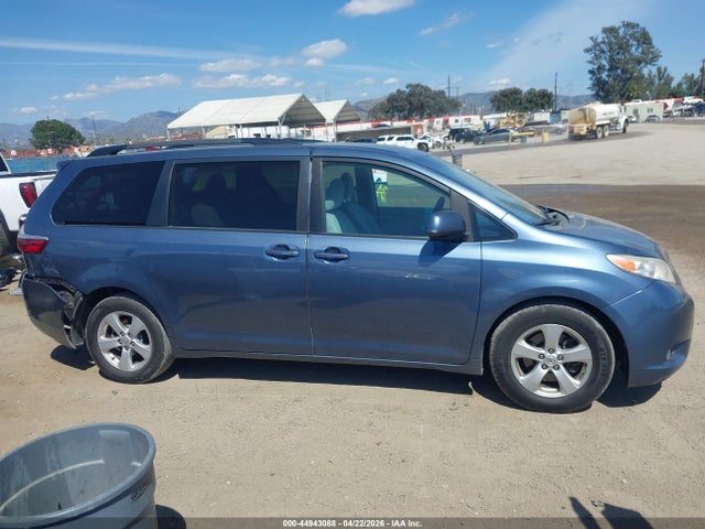 44943088 :رقم المزاد ، 5TDKK3DCXFS674302 vin ، 2015 Toyota Sienna Le 8 Passenger مزاد بيع