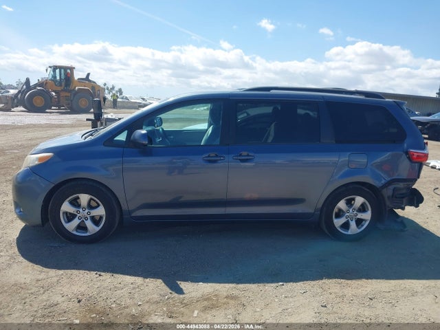 44943088 :رقم المزاد ، 5TDKK3DCXFS674302 vin ، 2015 Toyota Sienna Le 8 Passenger مزاد بيع