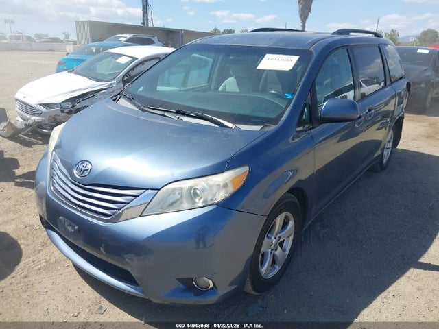 44943088 :رقم المزاد ، 5TDKK3DCXFS674302 vin ، 2015 Toyota Sienna Le 8 Passenger مزاد بيع