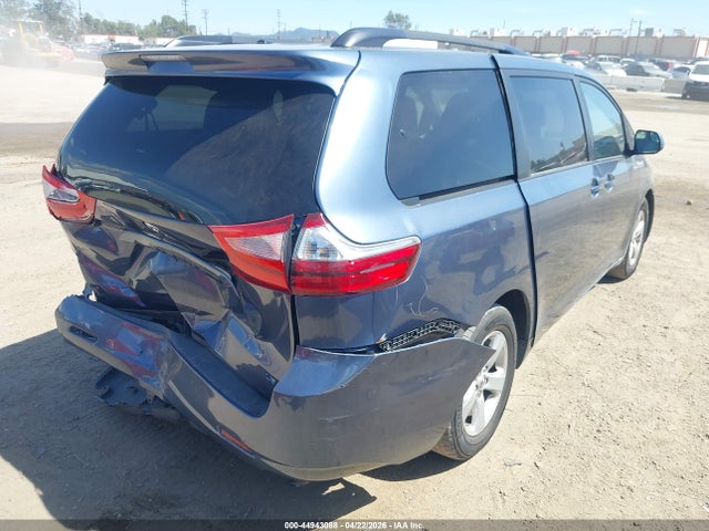 44943088 :رقم المزاد ، 5TDKK3DCXFS674302 vin ، 2015 Toyota Sienna Le 8 Passenger مزاد بيع