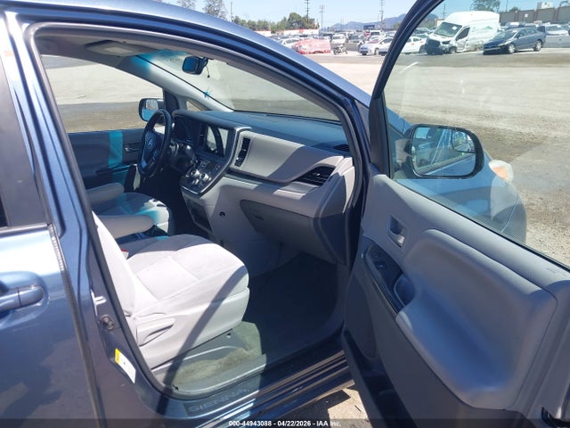 44943088 :رقم المزاد ، 5TDKK3DCXFS674302 vin ، 2015 Toyota Sienna Le 8 Passenger مزاد بيع