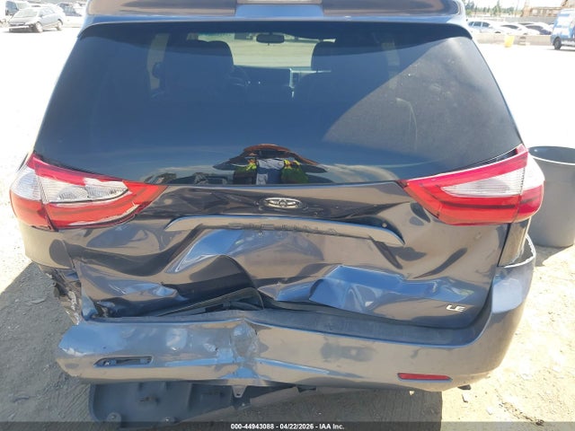 44943088 :رقم المزاد ، 5TDKK3DCXFS674302 vin ، 2015 Toyota Sienna Le 8 Passenger مزاد بيع