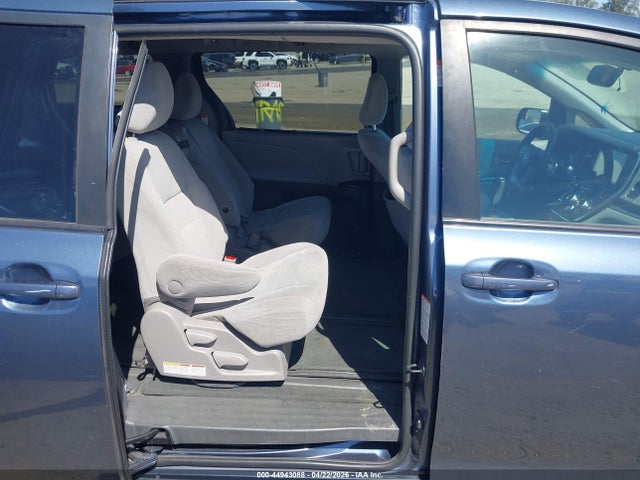44943088 :رقم المزاد ، 5TDKK3DCXFS674302 vin ، 2015 Toyota Sienna Le 8 Passenger مزاد بيع