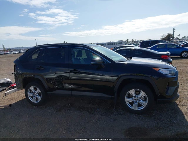 44943222 :رقم المزاد ، 2T3W1RFV7MC150883 vin ، 2021 Toyota Rav4 Xle مزاد بيع