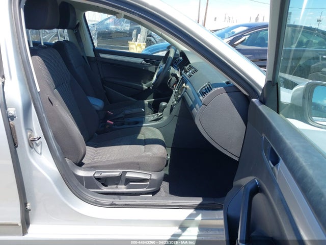 1VWAT7A35HC018238 Volkswagen Passat 1.8t S