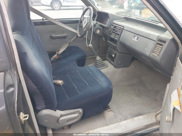 44943341 :رقم المزاد ، JM2UF1132J0329780 vin ، 1988 Mazda B2200 Short Bed مزاد بيع
